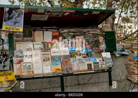 Alte Bücher zum Verkauf außerhalb des Bürgersteigs Market, Paris, Frankreich, seine Quay, die Bouquinistes von Paris, Antiquitätenhändler, gebrauchte Bücher frankreich, Souvenirs paris, seine Bücherstände Stockfoto