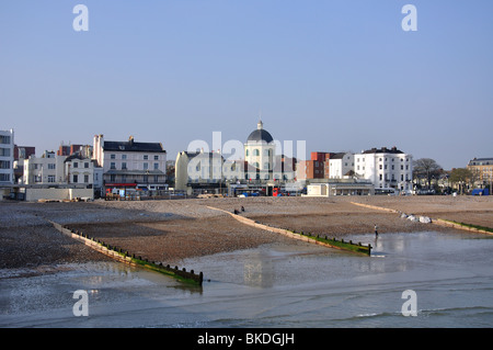 Strand und Stadt Blick von Worthing Pier, Worthing, West Sussex, England, Vereinigtes Königreich Stockfoto