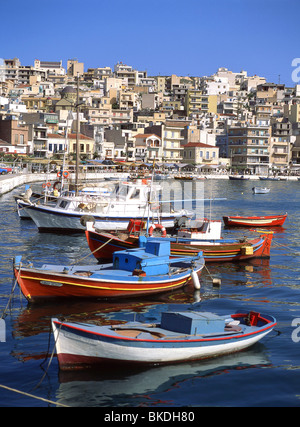 Angelboote/Fischerboote im Hafen von Sitia, Präfektur Lassithi, Kreta, Griechenland Stockfoto