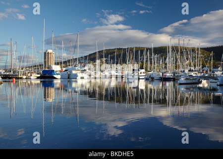 Yachten ankern am Jachthafen von Royal Yacht Club in Hobart, Tasmanien, Australien, Tasmanien und Wrest Point Casino und Hotel, Sandy Bay Stockfoto