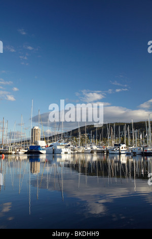 Yachten ankern am Jachthafen von Royal Yacht Club in Hobart, Tasmanien, Australien, Tasmanien und Wrest Point Casino und Hotel, Sandy Bay Stockfoto