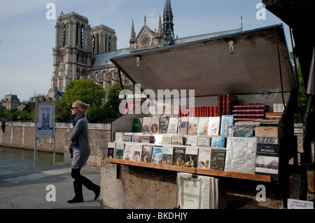 Woman Walking, alte Bücher zum Verkauf außerhalb des Markts für Bürgersteige, Paris, Frankreich, seine Quay, Bouquinistes, Antiquitätenverkäufer, seine Bücherstände Stockfoto