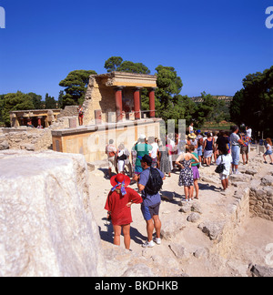 Reisegruppe, North Pfeilerhalle, Palast von Knossos (Knosos), Heraklion (Irakleio), Irakleio Region, Kreta (Kriti), Griechenland Stockfoto