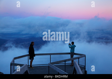 Touristen an der Spitze des Mount Wellington im letzten Licht des Tages, Hobart, Tasmanien, Australien Stockfoto