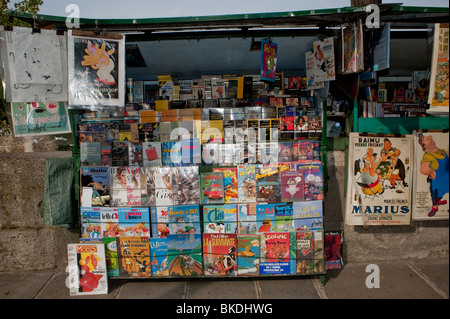 Alte Bücher zum Verkauf außerhalb des Markts auf dem Bürgersteig, Paris, Frankreich, seine Quay, die Bouquinistes von Paris, Antiquitätenverkäufer, Vintage paris, seine Bücherstände Stockfoto