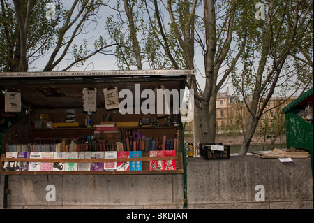 Alte Bücher zum Verkauf außerhalb Bürgersteig Markt, Paris, Frankreich, Kai, Bouquinisten, Buchhandel Stockfoto