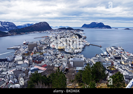 Die Stadt Ålesund an Norwegens Westküste. Berühmt für Jugendstil und Art-Nouveau-Architektur, wie es nach einem Brand wieder aufgebaut wurde Stockfoto