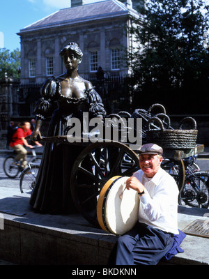Straßenmusiker mit Tamburin von Molly Malone Statue, Grafton Street, Dublin, Republik Irland Stockfoto