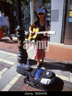 Junge, weibliche Straße Busker, Grafton Street, Dublin, County Dublin, Irland Stockfoto