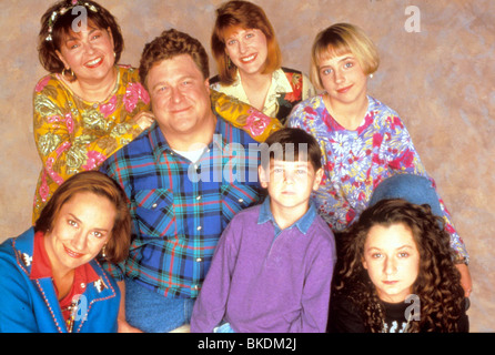 ROSEANNE (TV) LAURIE METCALF, ROSEANNE BARR, JOHN GOODMAN, NATALIE WEST, MICHAEL FISHMAN, LECY GORANSON, SARA GILBERT ROSA 004 L Stockfoto