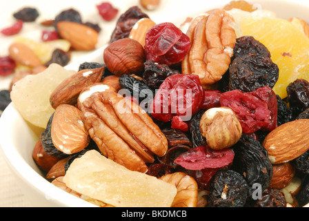 Früchten und Nüssen. Pekannüsse, Haselnüsse, Mandeln, getrocknete Cranberries, getrocknete Mango, Rosinen, getrocknete Aprikosen, getrocknete Ananas, Stockfoto