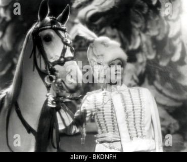 DIE SCHARLACHROTE KAISERIN (1934) MARLENE DIETRICH SCEP 001 P Stockfoto