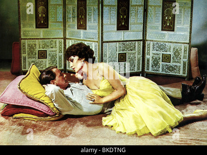 NIE SO WENIGE (1959) FRANK SINATRA, GINA LOLLOBRIGIDA NSFW 001CP Stockfoto