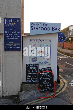 Meeresfrüchte-Werbetafeln in Lyme Regis, Dorset Stockfoto