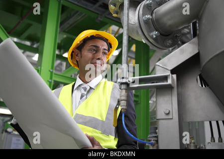 Asiatischen Factory Manager tragen Sicherheitsausrüstung überprüft Maschine Stockfoto