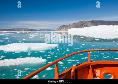 Ein Boot im Camp Victor vom ausstatten Sermia Gletscher, der schnell zurückweichenden ist aufgrund der globalen Erwärmung an der Westküste Grönlands. Stockfoto