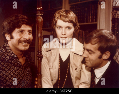 DEN AUGEN DER ÖFFENTLICHKEIT (1971) FOLLOW ME (ALT) MICHAEL JAYSTON, MIA FARROW, TOPOL PUBE 001CP Stockfoto