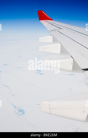 Schmelzen Sie Wasser der Seen auf der grönländische Eisschild in Westgrönland aus der Luft. Stockfoto