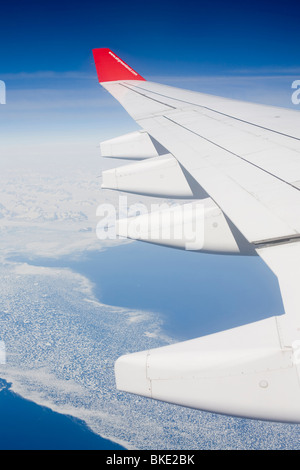 Eisbergen und Meereis des grönländischen Eisschildes in Ostgrönland aus der Luft. Stockfoto