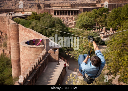 Eine neue Attraktion im Mehrangarh Fort Jodhpur Rajasthan, eine der größten Festungen in Indien ist der Flying Fox. Stockfoto