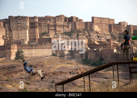 Eine neue Attraktion im Mehrangarh Fort Jodhpur Rajasthan, eine der größten Festungen in Indien ist der Flying Fox. Stockfoto