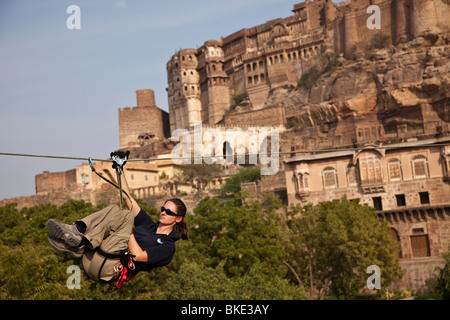 Eine neue Attraktion im Mehrangarh Fort Jodhpur Rajasthan, eine der größten Festungen in Indien ist der Flying Fox. Stockfoto