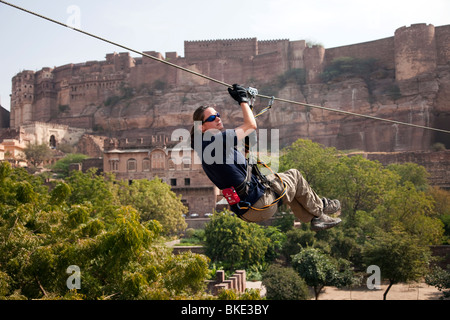 Eine neue Attraktion im Mehrangarh Fort Jodhpur Rajasthan, eine der größten Festungen in Indien ist der Flying Fox. Stockfoto