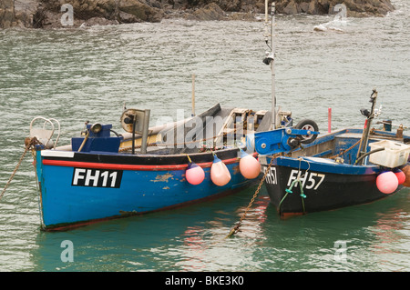 Kleine Fischerboote im Hafen von Coverack auf der Lizard Halbinsel Cornwall westlich von England Stockfoto