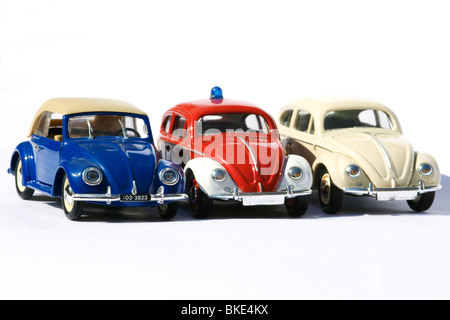 Sammlerstück Druckguss Spielzeugmodell von drei VW Käfer Autos auf weißem Hintergrund Stockfoto
