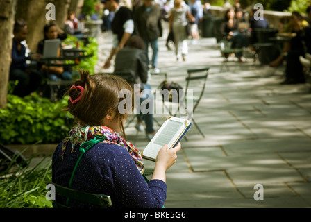 Ein Leser nutzt ihr Amazon Kindle e-Book im Bryant Park in New York auf Mittwoch, 21. April 2010. (© Richard B. Levine) Stockfoto