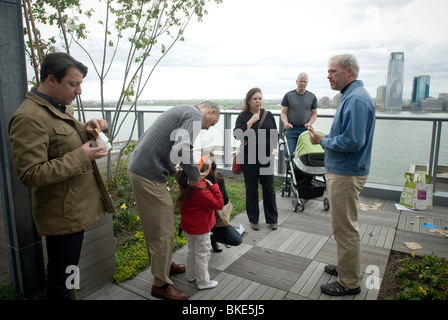 Designer Vorlesungen über grüne Dachkonstruktion auf The Visionaire, einer grünen Eigentumswohnung in Battery Park City Stockfoto