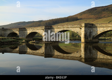 Die Stein gewölbten Brücke über Fluß Wharfe im Burnsall im oberen Wharfedale, Yorkshire Dales National Park, UK Stockfoto