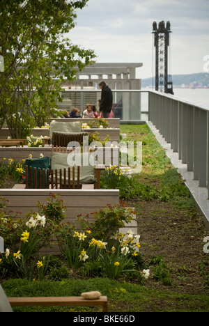 Ein grünes Dach auf The Visionaire, einer grünen Eigentumswohnung in Battery Park City in New York Stockfoto