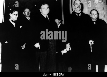 Chamberlain, Arthur Neville, 18.3.1869 - 9.11.1940, britischer Politiker in voller Länge, während einer Sitzung des Obersten Kriegsrates der Alliierten, Februar 1940, mit Lord Halifax, Winston Churchill und Edouard Daladier, Stockfoto