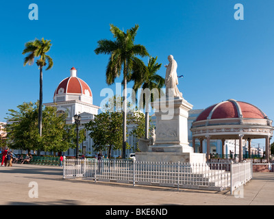 Koloniale Architektur und Denkmal für Jose Marti in Parque Josi Marti, Cienfuegos, Kuba Stockfoto