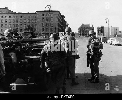 Deutschland, Berlin, Bau der Mauer, 16.8.1961, US-Soldaten an der Grenze zwischen den Sektoren, rekoilless gun on a jeep, Stockfoto