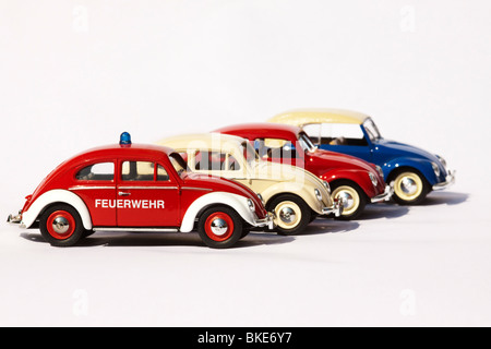 Sammlerstück Druckguss Spielzeugmodell von drei Volkswagen Käfer Autos auf weißem Hintergrund Stockfoto