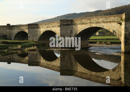 Die Stein gewölbten Brücke über Fluß Wharfe im Burnsall im oberen Wharfedale, Yorkshire Dales National Park, UK Stockfoto