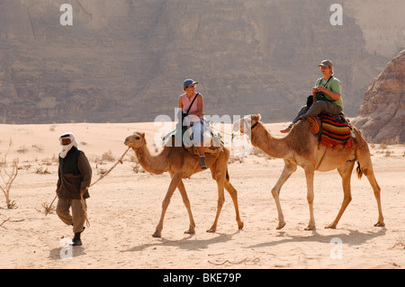 Beduinenführer und Besucher auf Kamelen, Wadi Rum Protected Area, Jordanien Stockfoto