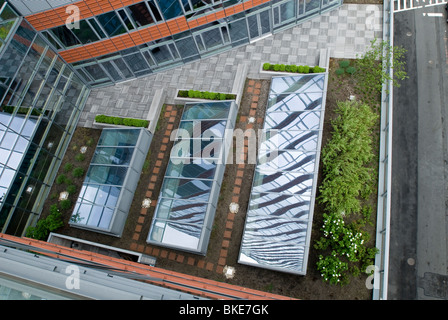 Ein grünes Dach und Oberlichter auf The Visionaire, einer grünen Eigentumswohnung in Battery Park City in New York Stockfoto