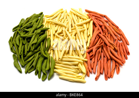 Gemischte Nudeln mit den Farben der italienischen Flagge auf einem weißen Hintergrund Stockfoto