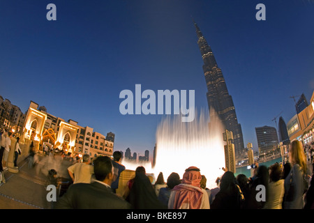 Dei Brunnen am Burj Khalifa, dem höchsten Skycraper in der Welt, der 828 Meter, Burj Dubai, Dubai, Vereinigte Arabische Emirate Stockfoto