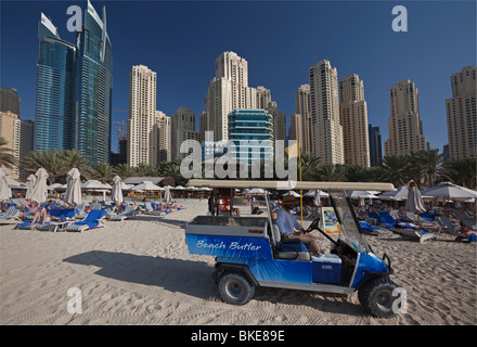 Strand-Butler am Hotelstrand des Hilton in Dubai, Vereinigte Arabische Emirate Stockfoto