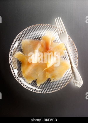 Orkney geräucherter Lachs auf Glasplatte Stockfoto