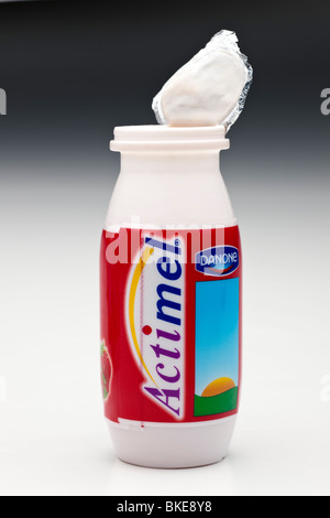 Einzigen offenen Kunststoffbehälter Actimel Erdbeere aromatisiert Getränke Stockfoto