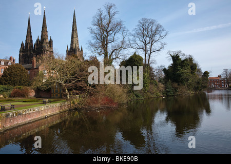 Blick über Münster-Pool und den Memorial Gardens, Kathedrale von Lichfield, Staffordshire. Stockfoto