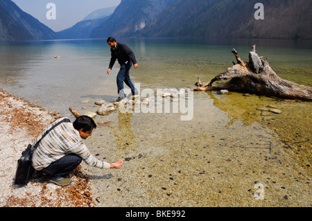 Gäste aus Indien genießen Königsee (Königssee) in Bayerische Alpen Stockfoto