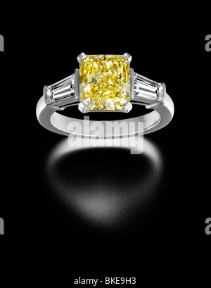 Große gelbe Diamant Solitär Ring Seite baguettes Stockfoto
