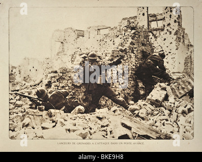 WW1 belgische Soldaten im zerstörten Haus werfen Handgranaten an deutschen in West-Flandern während des ersten Weltkriegs ein, Belgien Stockfoto