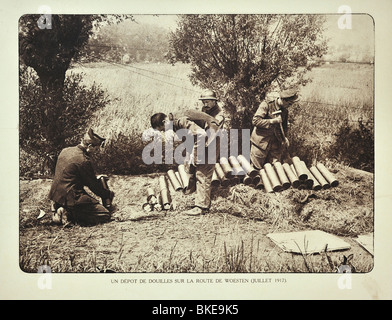 WWI Soldaten sammeln Patronenhülsen / Muscheln in Woesten in West-Flandern während des ersten Weltkriegs ein, Belgien Stockfoto